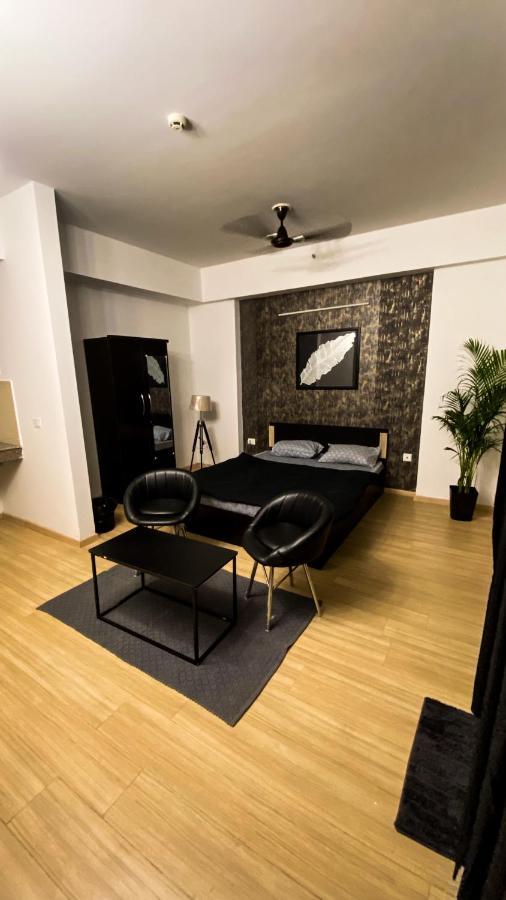 Black Pearl Dlf My Pad Lucknow Eksteriør billede